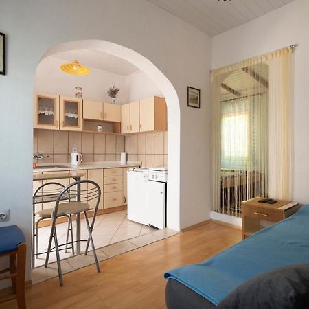 Studio Apartman Ema 2 Gornji Karin Exterior foto
